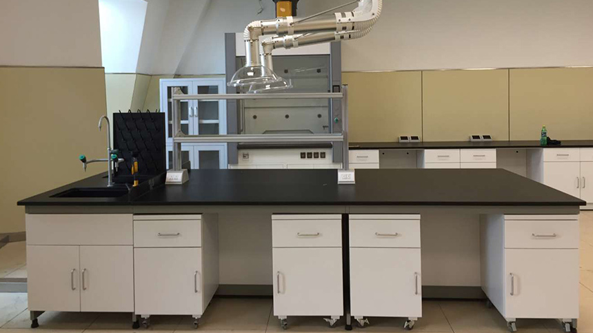 湖南省環(huán)境監(jiān)測(cè)站在長(zhǎng)?，F(xiàn)代采購(gòu)實(shí)驗(yàn)室通風(fēng)柜